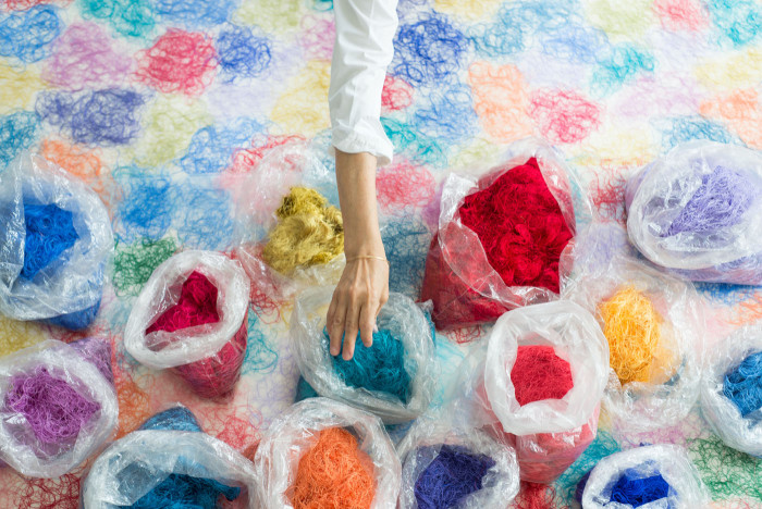 Luisa Cevese using yarn waste. Courtesy of Reidizioni.