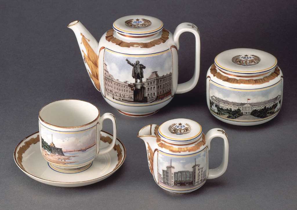 Tea serive with views of Leningrad 1935