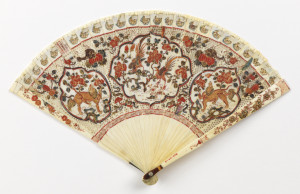 Brisé fan with ivory sticks carved à jour, decorated on obverse and reverse with birds, animals and foliage (phoenixes, dragons, and the emblems of the Chinese empress and emperor against peonies) in red, green, blue and gilt enamel. With a tortoiseshell thumbguard and a glass stone at the rivet, threaded with leather ribbon.