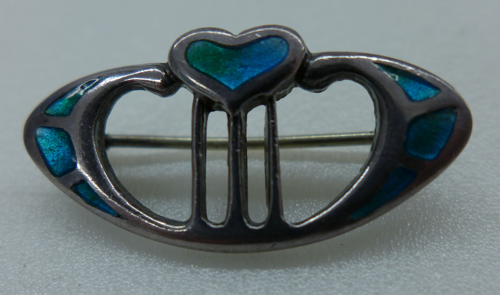 Cut and entwinned ribbon silver brooch, with basse-taille enamel.