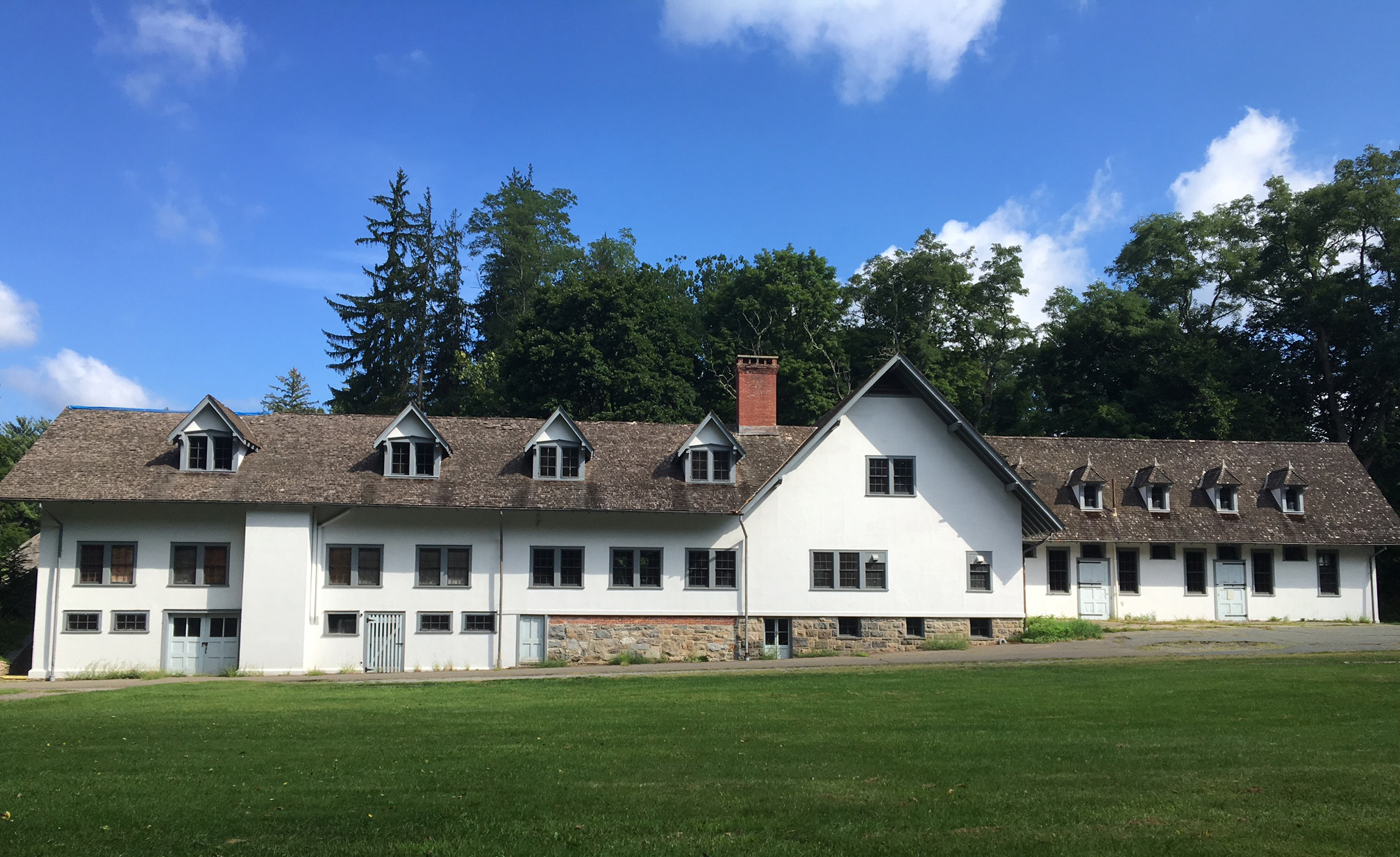 present-day photograph of a country house