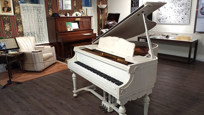 Image of baby grand piano.