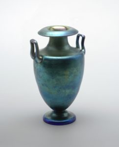 Blue iridescent vast made by Steuben Glass Works (Corning, New York, USA); Blown, iridized, and tooled glass; Museum purchase from Mary Blackwelder Memorial Fund, 1977-56-1 Photo © Cooper Hewitt, Smithsonian Design Museum
